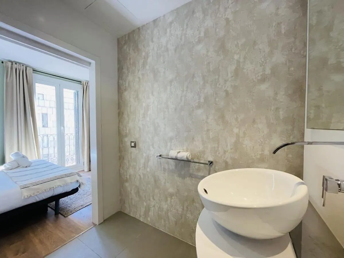 Plaza Catalunya Recently Renovated 5Bd-4Bth Apartment Barcelona